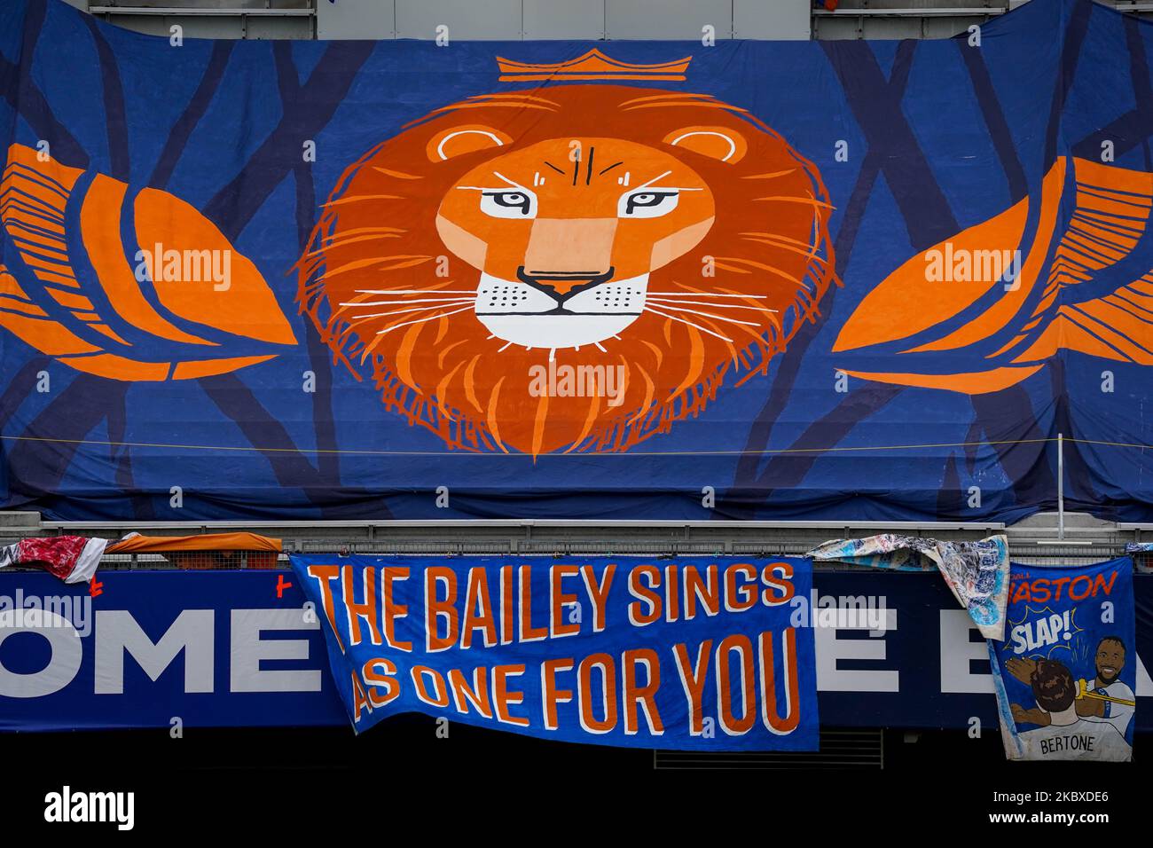 I banner tifo si trovano nella sezione Bailey dove i tifosi si siedono normalmente durante una partita di calcio MLS tra FC Cincinnati e D.C. United che si è conclusa con un pareggio di 0-0 al Nippert Stadium, venerdì 21 agosto 2020, a Cincinnati, OH. (Foto di Jason Whitman/NurPhoto) Foto Stock