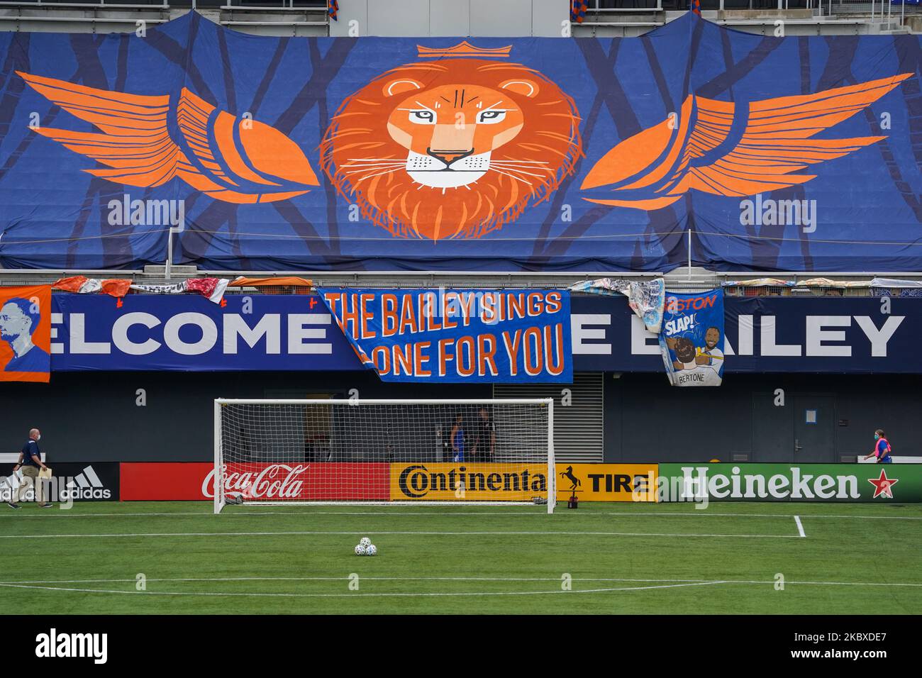 I banner tifo si trovano nella sezione Bailey dove i tifosi si siedono normalmente durante una partita di calcio MLS tra FC Cincinnati e D.C. United che si è conclusa con un pareggio di 0-0 al Nippert Stadium, venerdì 21 agosto 2020, a Cincinnati, OH. (Foto di Jason Whitman/NurPhoto) Foto Stock