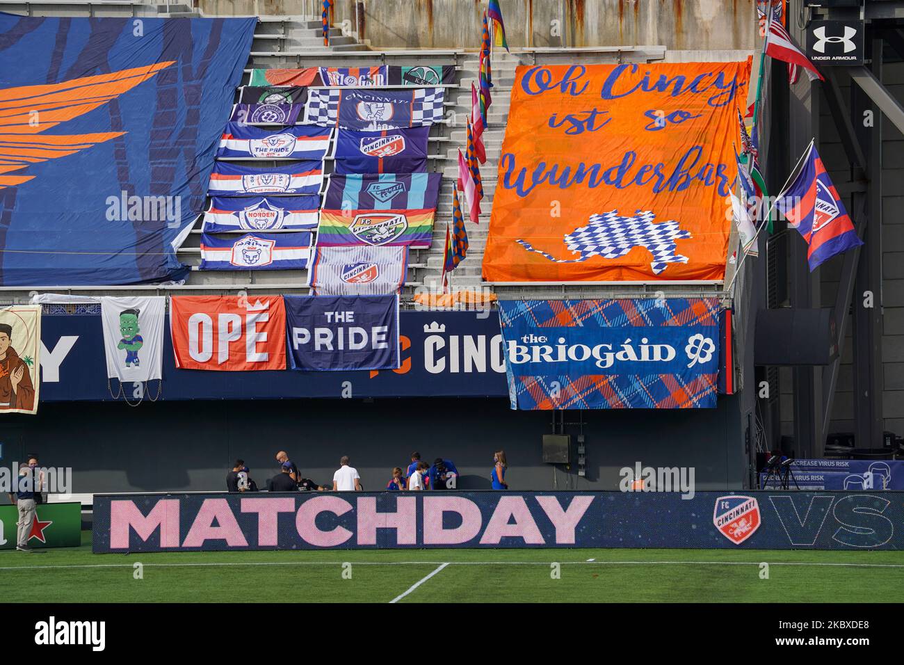 I banner tifo si trovano nella sezione Bailey dove i tifosi si siedono normalmente durante una partita di calcio MLS tra FC Cincinnati e D.C. United che si è conclusa con un pareggio di 0-0 al Nippert Stadium, venerdì 21 agosto 2020, a Cincinnati, OH. (Foto di Jason Whitman/NurPhoto) Foto Stock