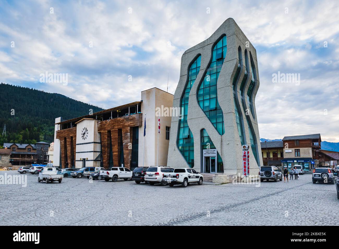Mestia, Georgia - 2022 settembre: Vista del centro di Mestia nella regione di Svanati, Georgia. Mestia è una popolare località turistica di montagna in Georgia Foto Stock