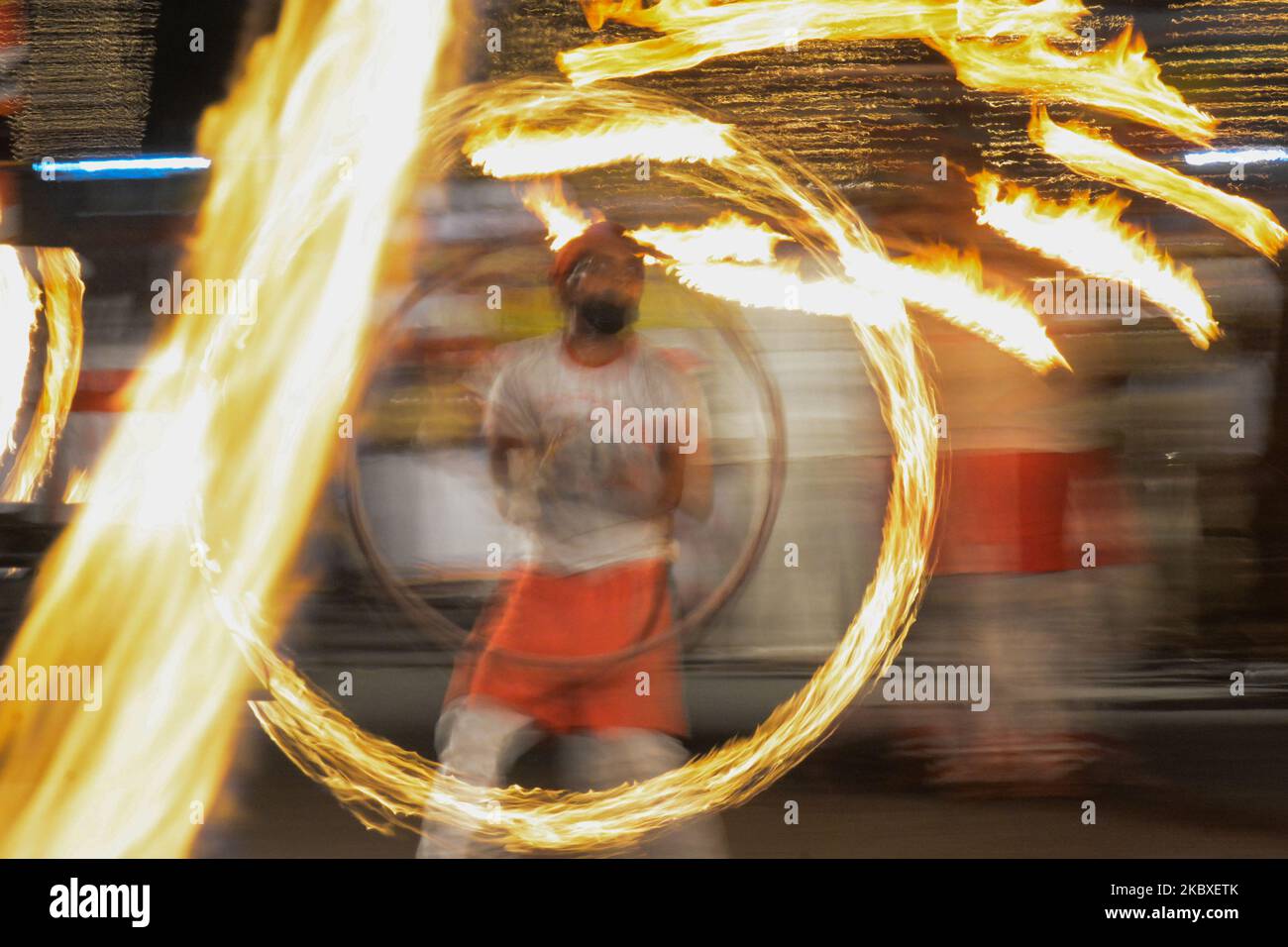 I tradizionali ballerini del fuoco dello Sri Lanka si esibiscono di fronte al Tempio di Bellanwila durante il festival Esala Perahera a Colombo, Sri Lanka, il 22 agosto 2020. (Foto di Achila Jayawardana/NurPhoto) Foto Stock