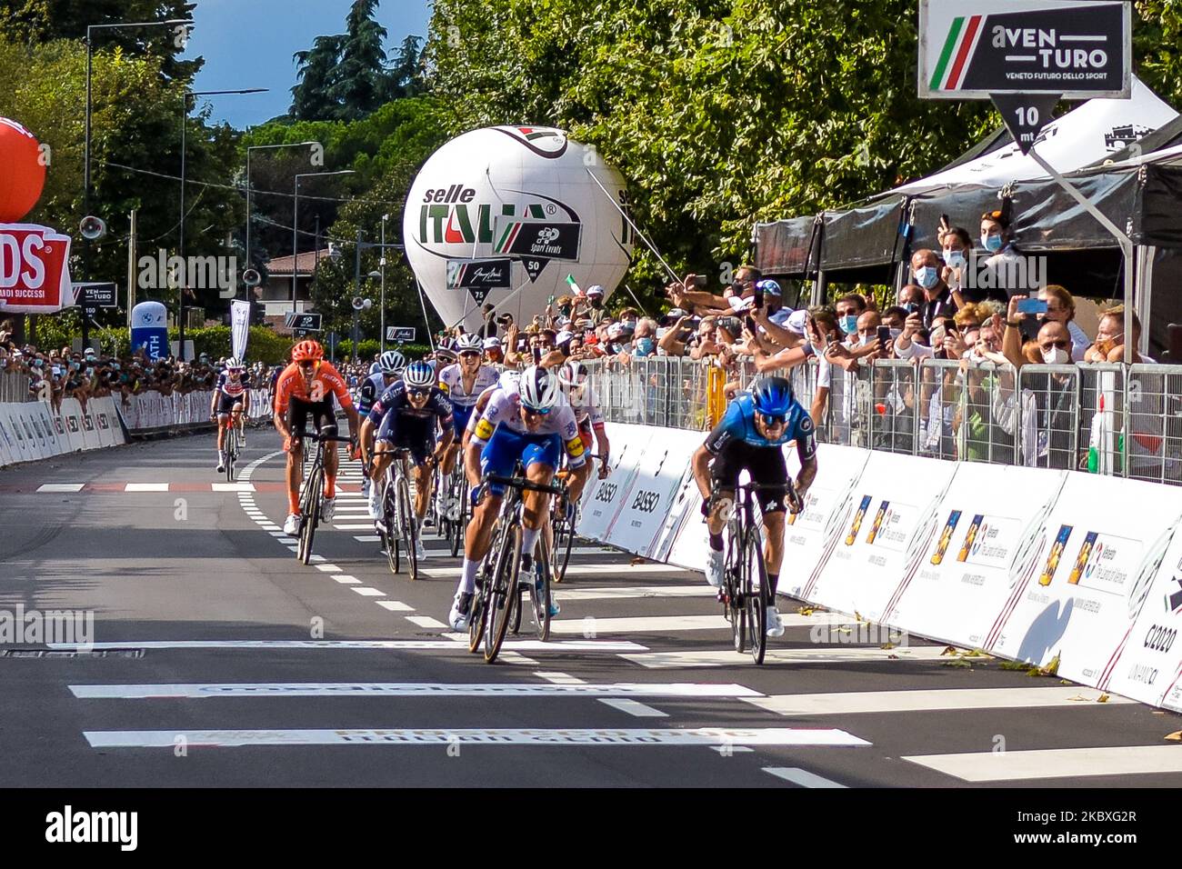 Giacomo Nizzolo, Davide Ballerini, Sonny Colbrelli al traguardo durante Bassano del Grappa-Cittadella Ciclismo, campionato Italia, gara su strada di 253,8 km uomini a Cittadella, il 23 agosto 2020. Giacomo Nizzolo conquista il titolo di ciclismo italiano con uno sprint imperiale, battendo Ballerini e Colbrelli a Cittadella. (Foto di massimo Bertolini/NurPhoto) Foto Stock
