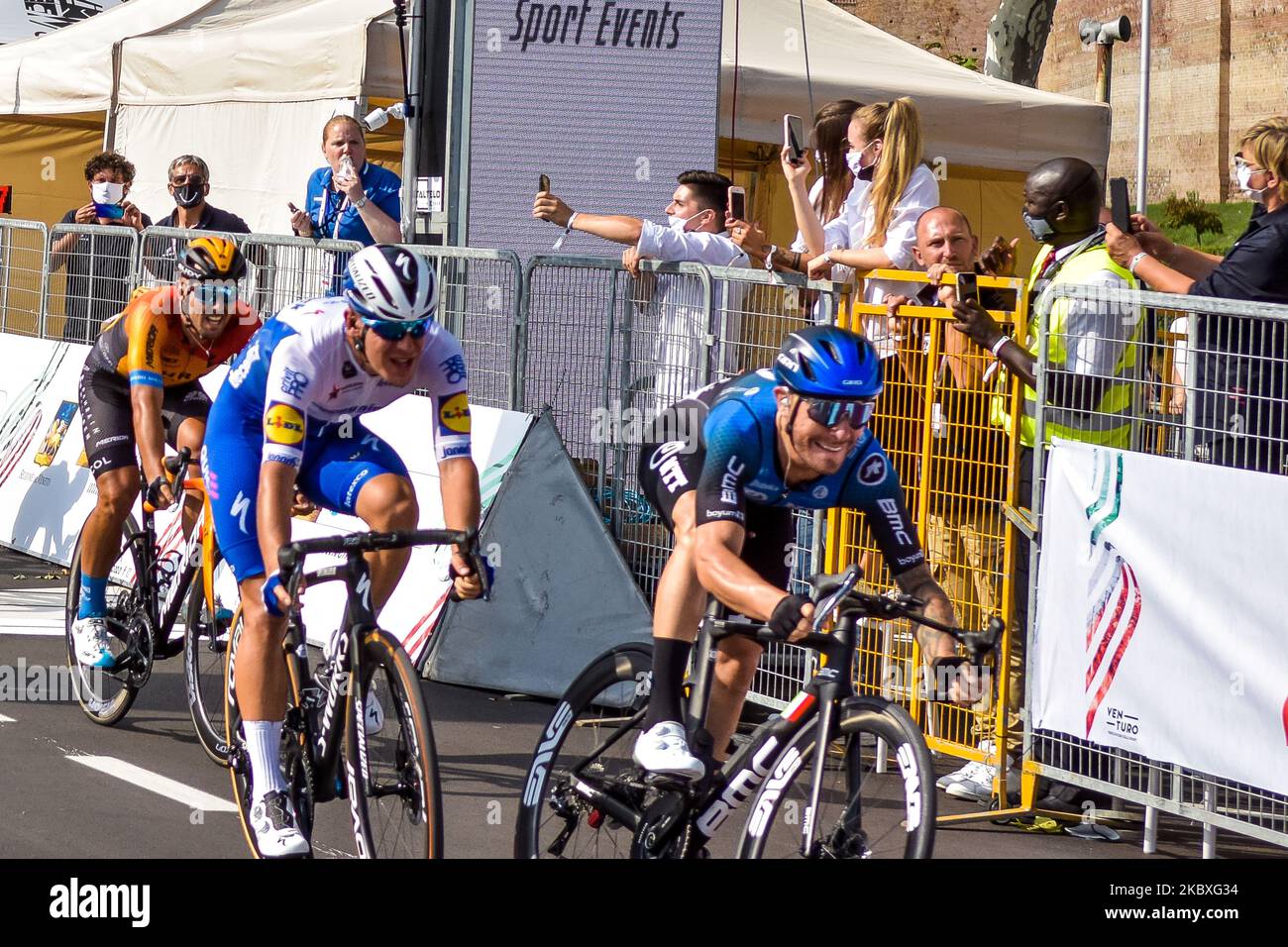 Giacomo Nizzolo, Davide Ballerini, Sonny Colbrelli al traguardo durante Bassano del Grappa-Cittadella Ciclismo, campionato Italia, gara su strada di 253,8 km uomini a Cittadella, il 23 agosto 2020. Giacomo Nizzolo conquista il titolo di ciclismo italiano con uno sprint imperiale, battendo Ballerini e Colbrelli a Cittadella. (Foto di massimo Bertolini/NurPhoto) Foto Stock