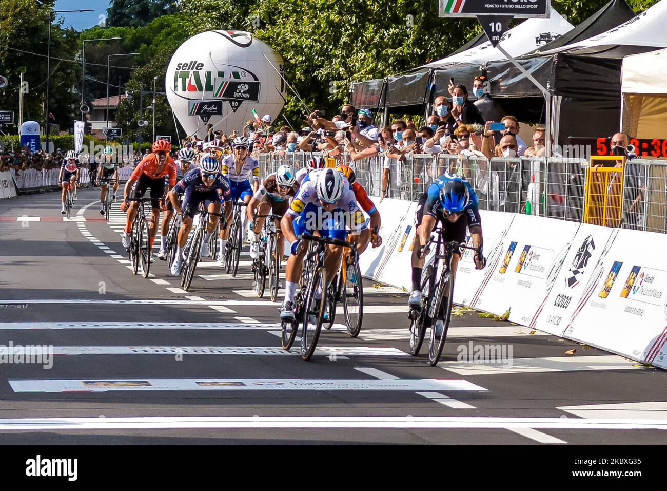 Giacomo Nizzolo, Davide Ballerini, Sonny Colbrelli al traguardo durante Bassano del Grappa-Cittadella Ciclismo, campionato Italia, gara su strada di 253,8 km uomini a Cittadella, il 23 agosto 2020. Giacomo Nizzolo conquista il titolo di ciclismo italiano con uno sprint imperiale, battendo Ballerini e Colbrelli a Cittadella. (Foto di massimo Bertolini/NurPhoto) Foto Stock