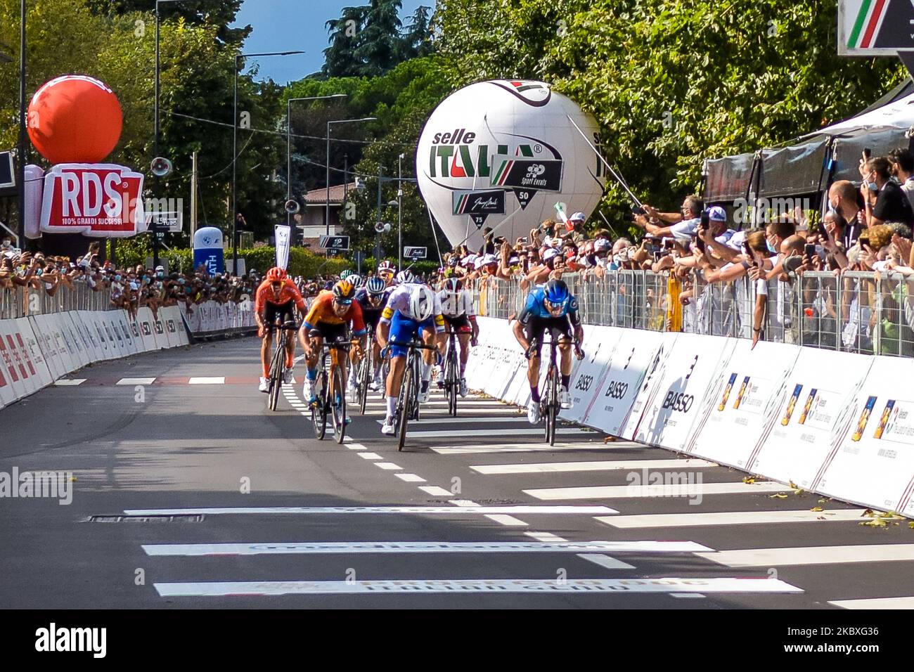 Giacomo Nizzolo, Davide Ballerini, Sonny Colbrelli al traguardo durante Bassano del Grappa-Cittadella Ciclismo, campionato Italia, gara su strada di 253,8 km uomini a Cittadella, il 23 agosto 2020. Giacomo Nizzolo conquista il titolo di ciclismo italiano con uno sprint imperiale, battendo Ballerini e Colbrelli a Cittadella. (Foto di massimo Bertolini/NurPhoto) Foto Stock