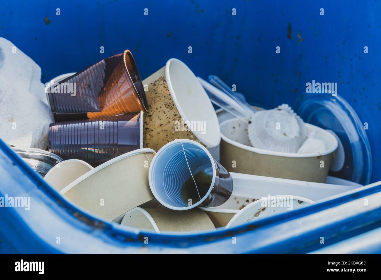 Cestino pieno di plastica monouso, vasetti di plastica, vassoi, piatti e pacchetti alimentari con avanzi. Dire di no al concetto di plastica monouso. Foto Stock
