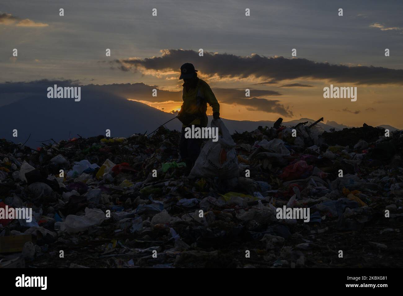 Il 24 agosto 2020, un vendicatore cerca i beni usati presso il Kawatuna Landfill di Palu, nella Provincia Centrale di Sulawesi, Indonesia. Il Ministero dell'ambiente e delle foreste della Repubblica d'Indonesia ricorda che la minaccia di accumulo di rifiuti in Indonesia ha continuato ad aumentare di tanto in tanto e ha ora raggiunto 67 , 8 milioni di tonnellate. Si stima che la quantità di rifiuti raddoppierebbe e che i rifiuti di plastica aumenteranno del 35% entro il 2050 se non vengono trattati immediatamente. (Foto di Basri Marzuki/NurPhoto) Foto Stock