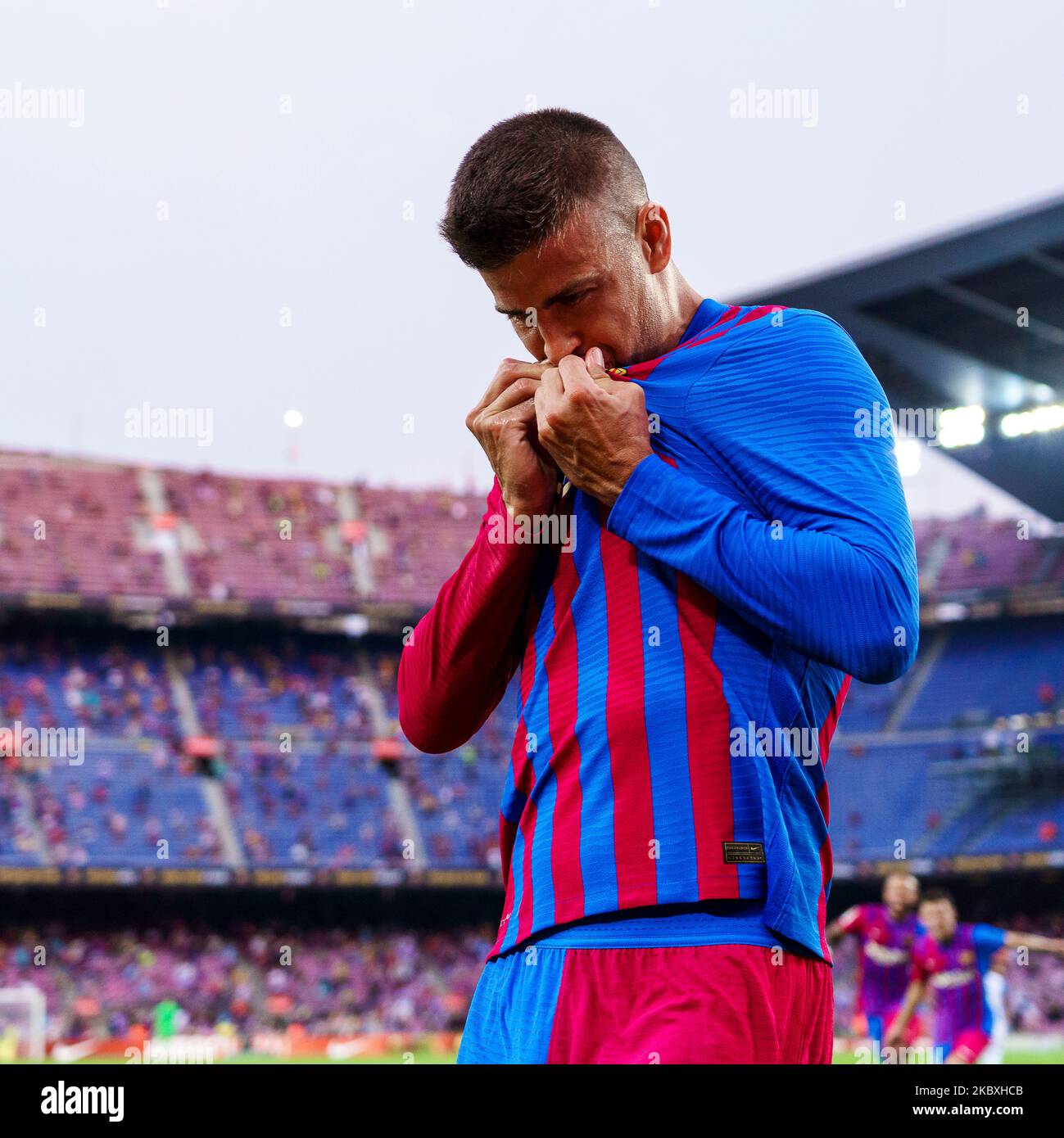 Gerard Piqué bacia lo scudo del FC Barcelona dopo aver segnato un gol durante la partita della Liga tra il FC Barcelona e la Real Sociedad a Camp Nou il 15th agosto 2021, Barcellona, Spagna Foto Stock