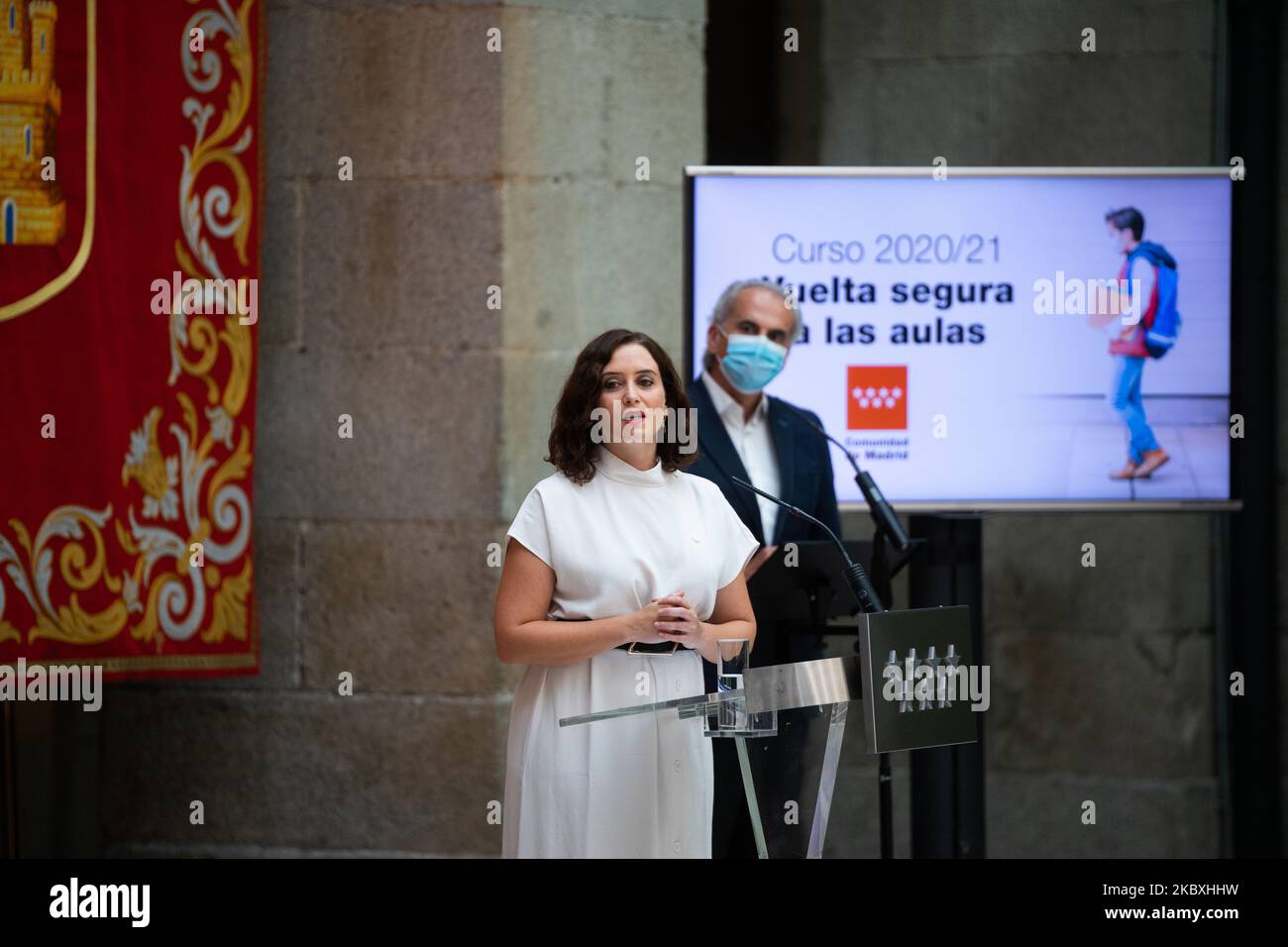 Il presidente della Comunità di Madrid, Isabel Diaz Ayuso, accompagnato dai Consiglieri della Salute e dell'Educazione e della Gioventù, rispettivamente Enrique Escudero (non in foto) e Enrique Ossorio (non in foto), Presenta il piano del governo regionale di tornare in classe di fronte alla situazione COVID -19 e per l'anno scolastico 2020/21, Madrid, Spagna, 25 agosto 2020. (Foto di Jon Imanol Reino/NurPhoto) Foto Stock