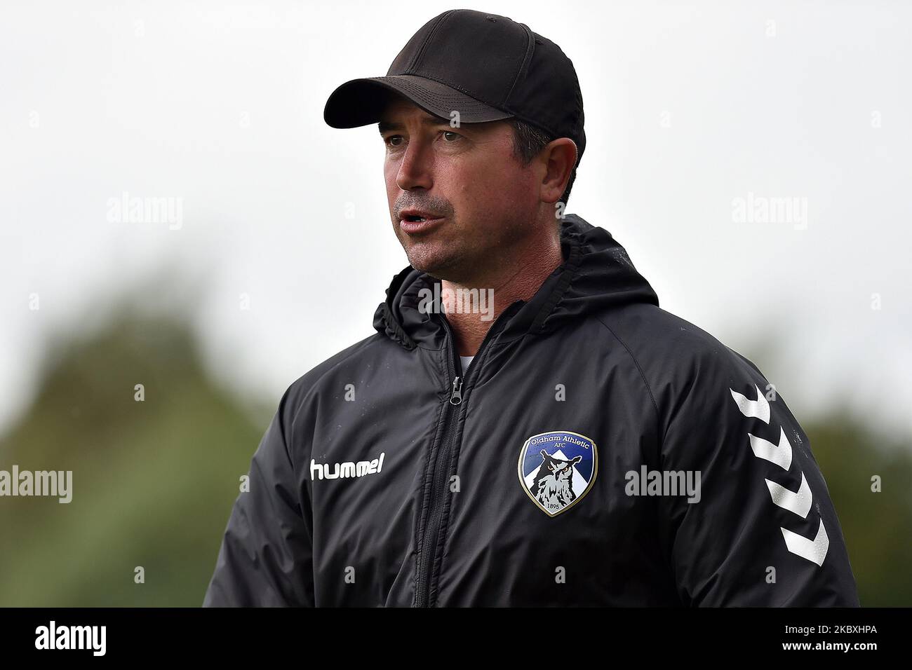 Harry Kewell, manager dell'Oldham Athletic, durante la partita amichevole pre-stagione tra Oldham Athletic e Rochdale a Chapel Road, Oldham, Inghilterra, il 25 agosto 2020. (Foto di Eddie Garvey/MI News/NurPhoto) Foto Stock