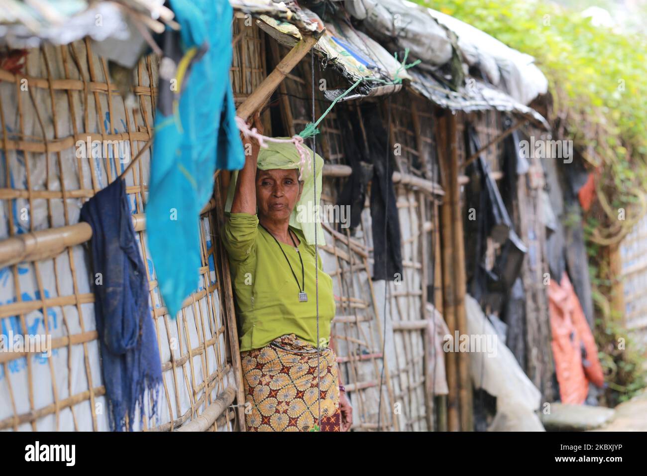 Una donna Rohingya viene vista nel campo profughi di Chakmarkul a Teknaf, nel Bazar di Cox, Bangladesh, il 26 agosto 2020. (Foto di Rehman Asad/NurPhoto) Foto Stock