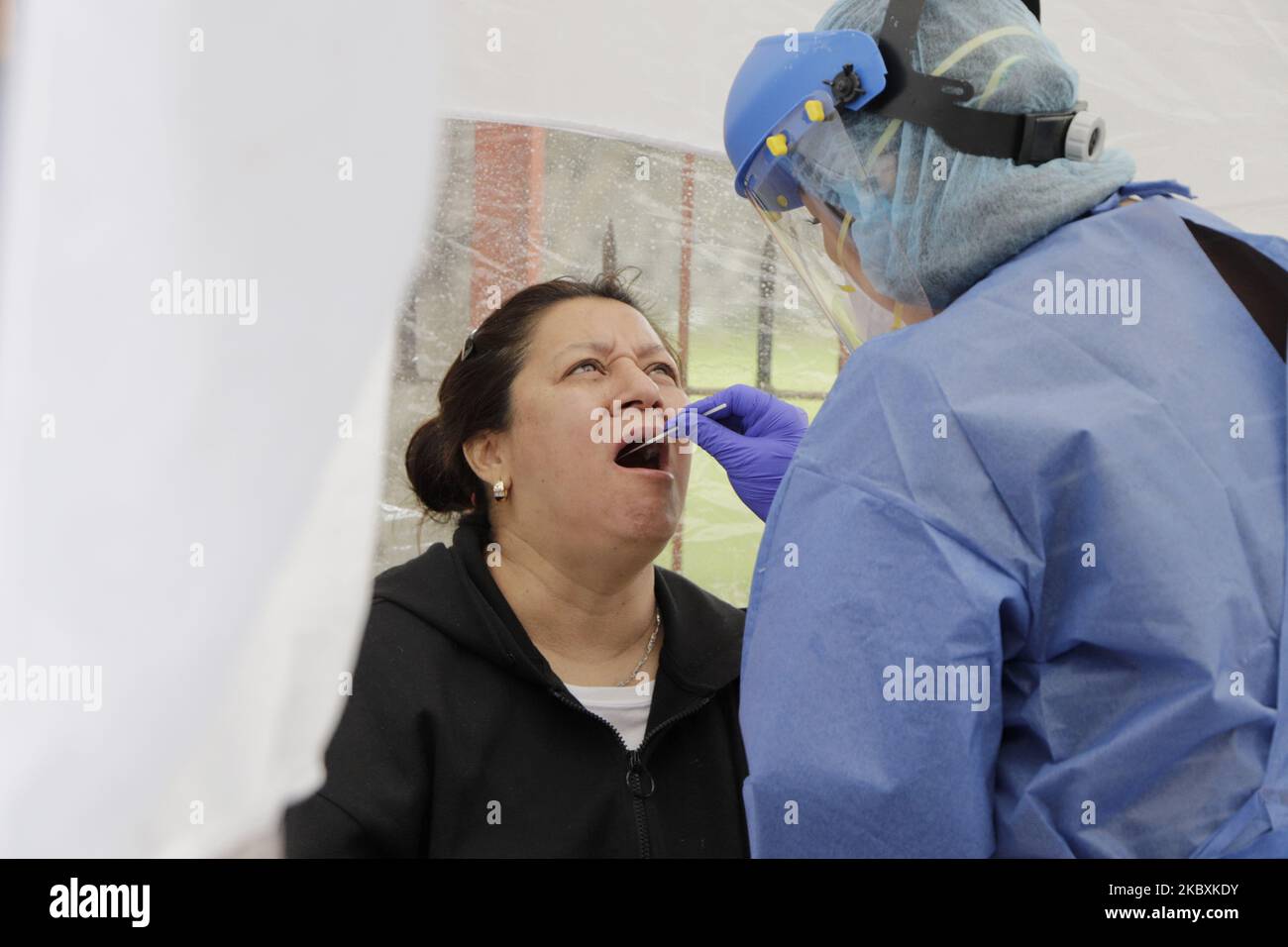 Un operatore sanitario indossa dispositivi di protezione individuale (DPI) durante il prelievo di campioni di tampone per il test COVID-19 come misura precauzionale da Novel Coronavirus il 26 agosto 2020 a Città del Messico, Messico. Alcune persone della Valle de San Lorenzo, Iztapalapa, le hanno subite, hanno presentato alcuni tipi di sintomi lievi come tosse, mal di gola e affaticamento. Attraverso il programma di attenzione prioritaria alle colonie, alle città e ai quartieri di Città del Messico, 70 chioschi sanitari sono aggiunti in vari quartieri della capitale per effettuare gratuitamente COVID-19 test a causa dell'aumento dei casi di coronavirus. Autorità sanitarie i Foto Stock