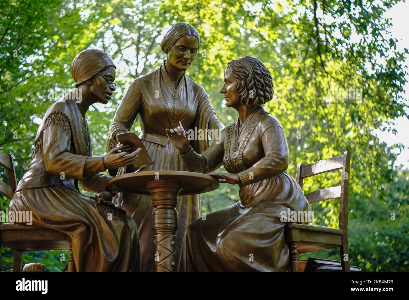 Statua dei pionieri dei diritti delle donne (verità del soggiorno, Elizabeth Cady Stanton e Susan B. Anthony) svelata a Central Park il giorno dell'uguaglianza delle donne (Foto di John Nacion/NurPhoto) Foto Stock