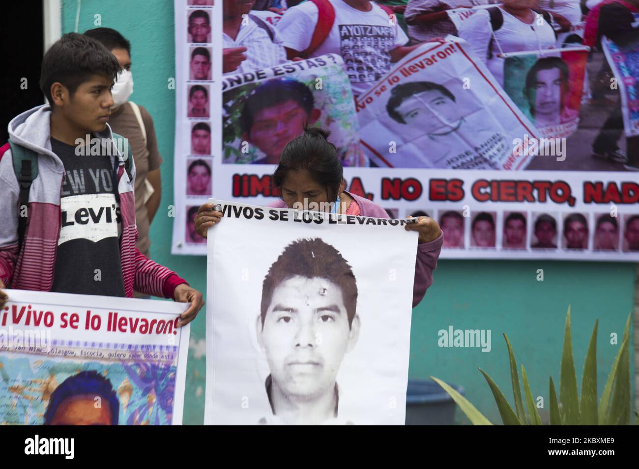 I parenti e i compagni di classe dei 43 studenti del Collegio degli insegnanti rurali Ayotzinapa, scomparsi nel 2014, hanno protestato chiedendo giustizia e chiarimento di questo crimine nella città di Iguala, Messico, il 27 agosto 2020. (Foto di Cristian Leyva/NurPhoto) Foto Stock