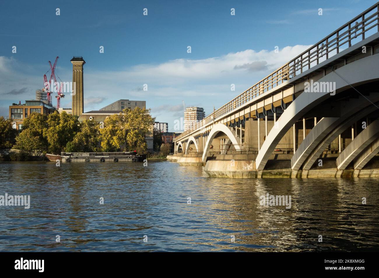 Il Ponte Grosvenor con la vecchia torre della stazione di pompaggio delle acque reflue di Grosvenor Road sullo sfondo, Londra, Inghilterra, Regno Unito Foto Stock