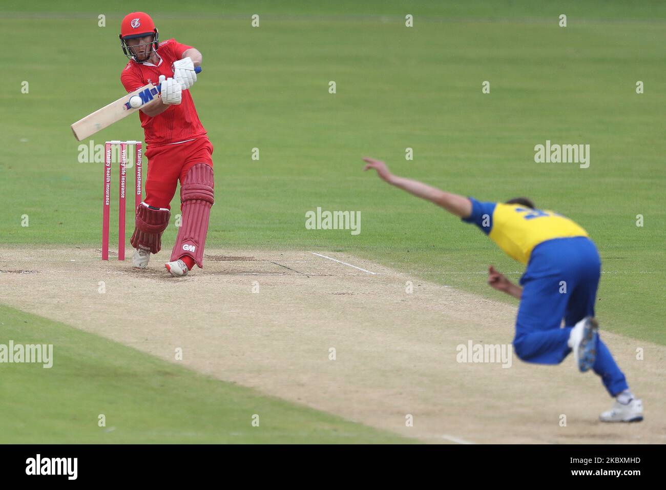 Alex Davies del Lancashire battendo contro Mark Wood di Durham durante la partita Vitality Blast T20 tra il Durham County Cricket Club e il Lancashire a Emirates Riverside, Chester le Street, Regno Unito, il 27 agosto 2020. (Foto di Mark Fletcher/MI News/NurPhoto) Foto Stock