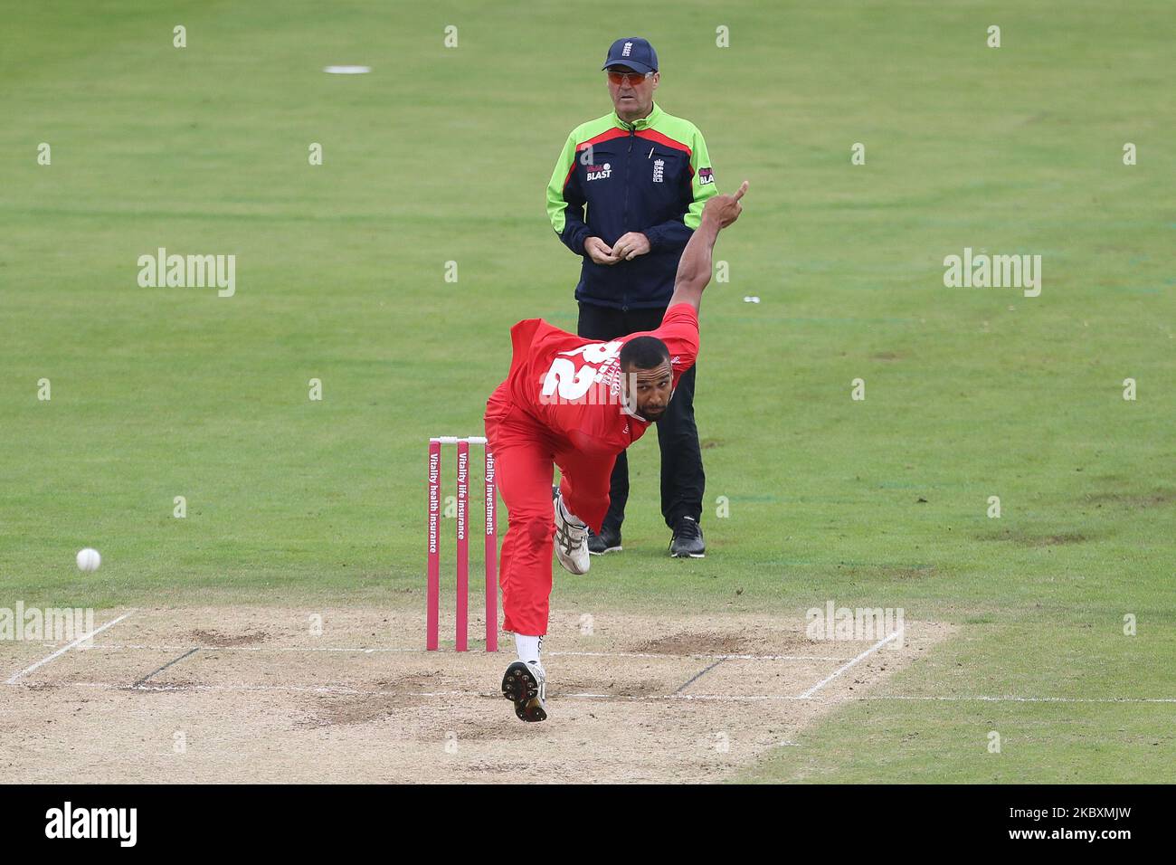 Lancashire's Liam Hurt bowling durante la partita Vitality Blast T20 tra Durham County Cricket Club e Lancashire a Emirates Riverside, Chester le Street, Regno Unito, il 27 agosto 2020. (Foto di Mark Fletcher/MI News/NurPhoto) Foto Stock