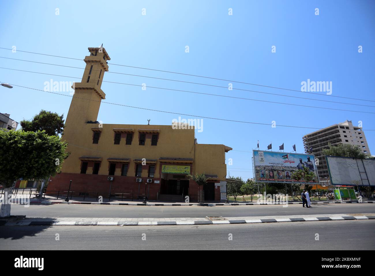 Un membro palestinese del personale indossa una maschera facciale accanto ad una moschea chiusa durante un blocco imposto a seguito della scoperta di casi di coronavirus nella città di Gaza 28 agosto 2020. (Foto di Majdi Fathi/NurPhoto) Foto Stock