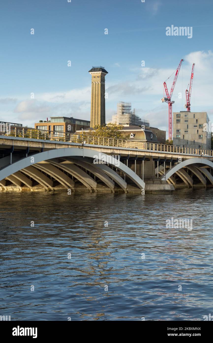 Il Grosvenor Bridge, con la vecchia torre della stazione di pompaggio delle acque reflue di Grosvenor Road sullo sfondo, Londra, Inghilterra, Regno Unito Foto Stock