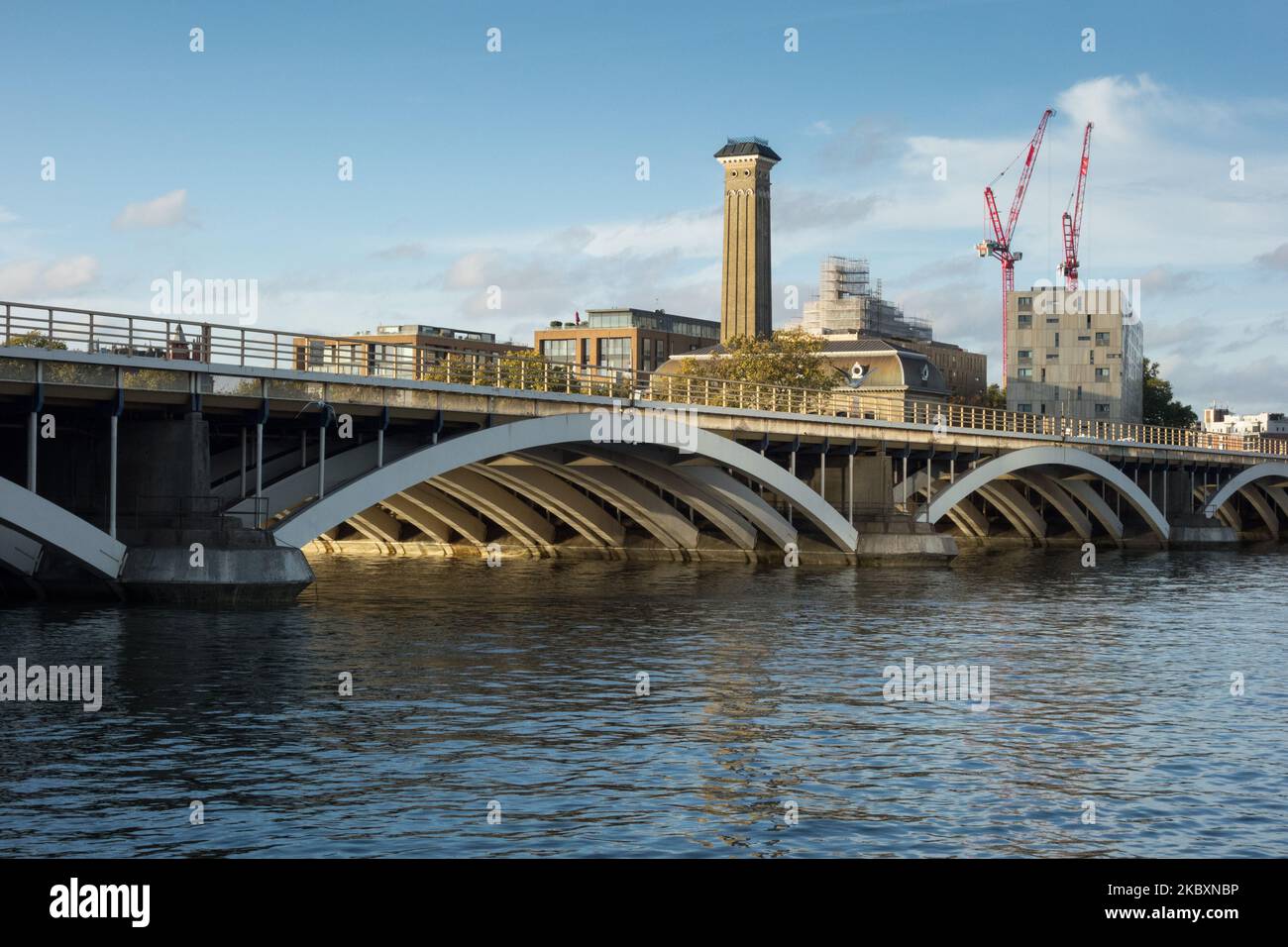 Il Ponte Grosvenor con la vecchia torre della stazione di pompaggio delle acque reflue di Grosvenor Road sullo sfondo, Londra, Inghilterra, Regno Unito Foto Stock