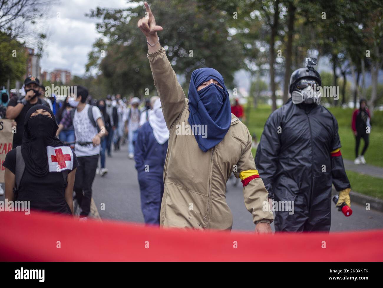 Hooded nella protesta per l'iscrizione zero per tutti gli strati nelle università pubbliche. A Bogotà, Colombia, il 28 agosto 2020. (Foto di Daniel Garzon Herazo/NurPhoto) Foto Stock