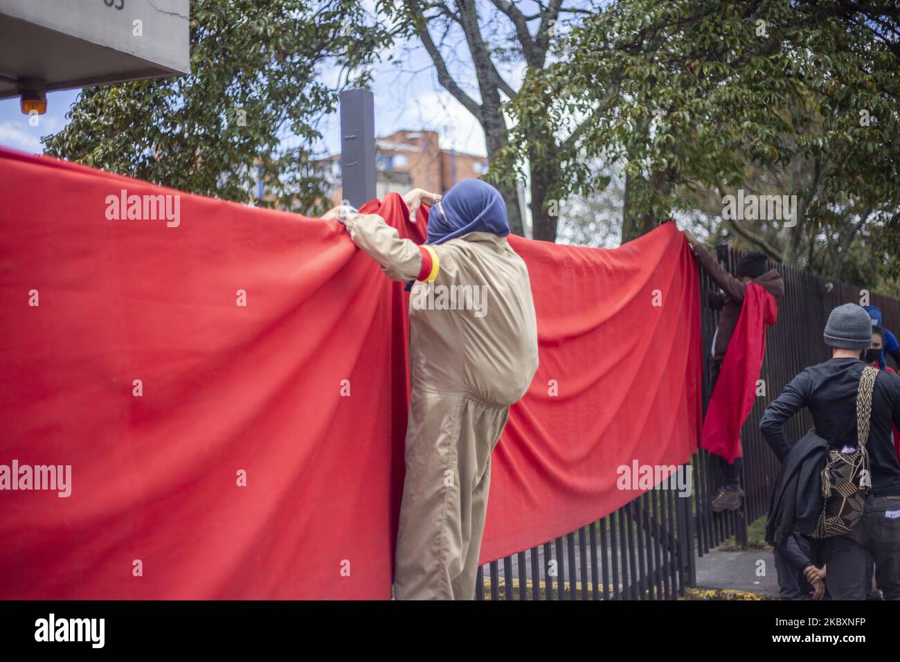 Un uomo con cappuccio appende una bandiera, in protesta per l'iscrizione zero per tutti gli strati nelle università pubbliche. A Bogotà, Colombia, il 28 agosto 2020. (Foto di Daniel Garzon Herazo/NurPhoto) Foto Stock