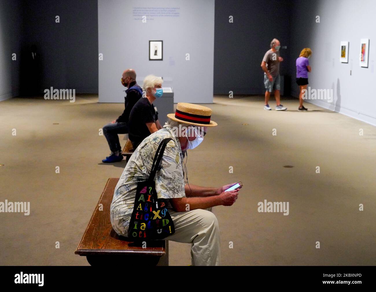 I visitatori sono visti nella mostra "la lotta americana" di Jacob Lawrence nella sezione di Arte moderna e Contemporanea del museo durante l'apertura del museo, a New York City, il 27 agosto 2020. (Foto di Selcuk Acar/NurPhoto) Foto Stock