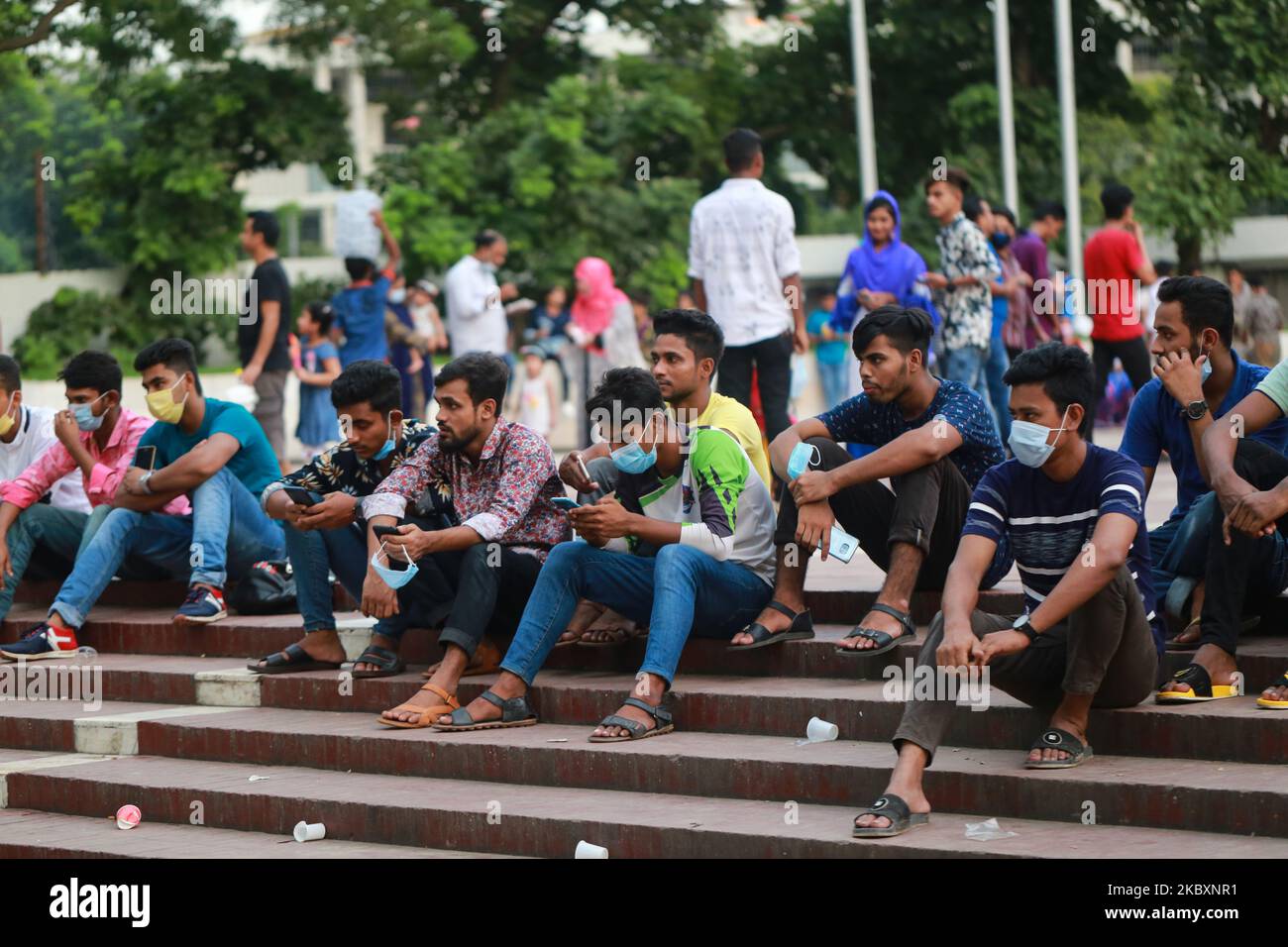 La gente sta passando il tempo al Minar Shaheed centrale in mezzo alla pandemia di coronavirus a Dhaka, Bangladesh il 28 agosto 2020. (Foto di Rehman Asad/NurPhoto) Foto Stock