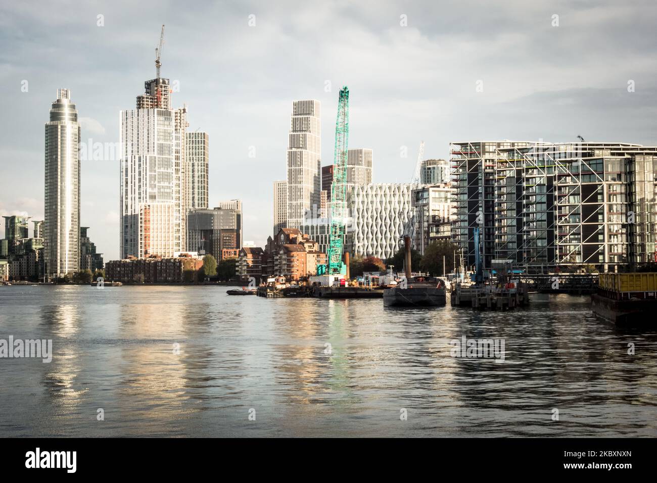 Il Tamigi a nove Elmi con un alto sviluppo che circonda la St George's Wharf Tower e l'Ambasciata americana, Londra, Inghilterra, Regno Unito Foto Stock