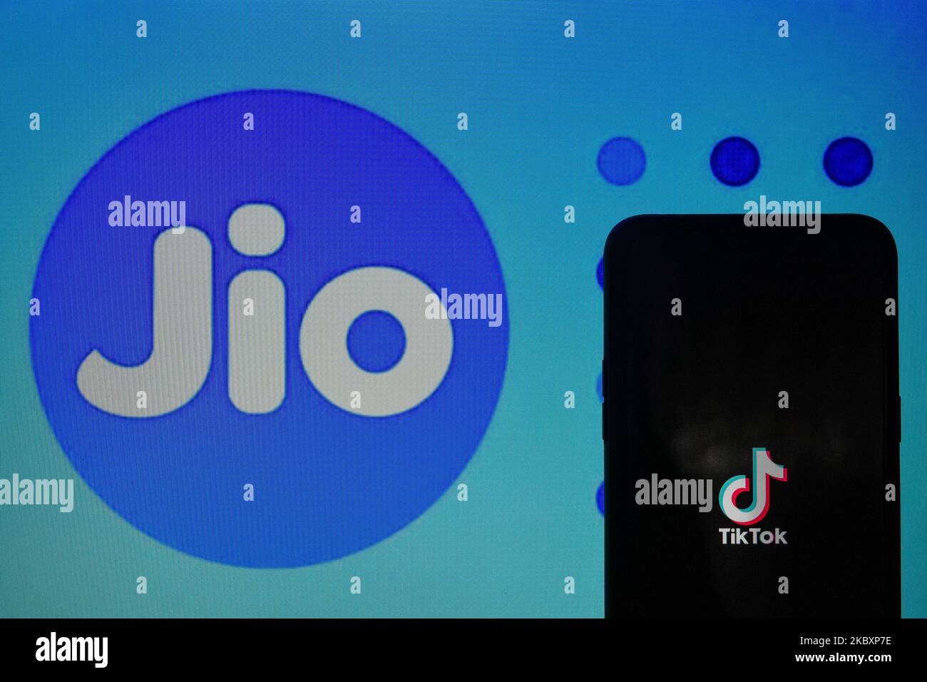 Una foto Illustrazione di Tiktok app su dispositivo mobile e il logo Reliance Jio sullo sfondo a Kolkata, India, il 29 agosto 2020. Reliance Jio è in procinto di acquistare l'operazione indiana di Tiktok, la popolare applicazione cinese di video sharing che è stato vietato dal governo indiano a causa degli scontri di confine contro la Cina nel mese di maggio-giugno. (Foto Illustrazione di Debarchan Chatterjee/NurPhoto) Foto Stock