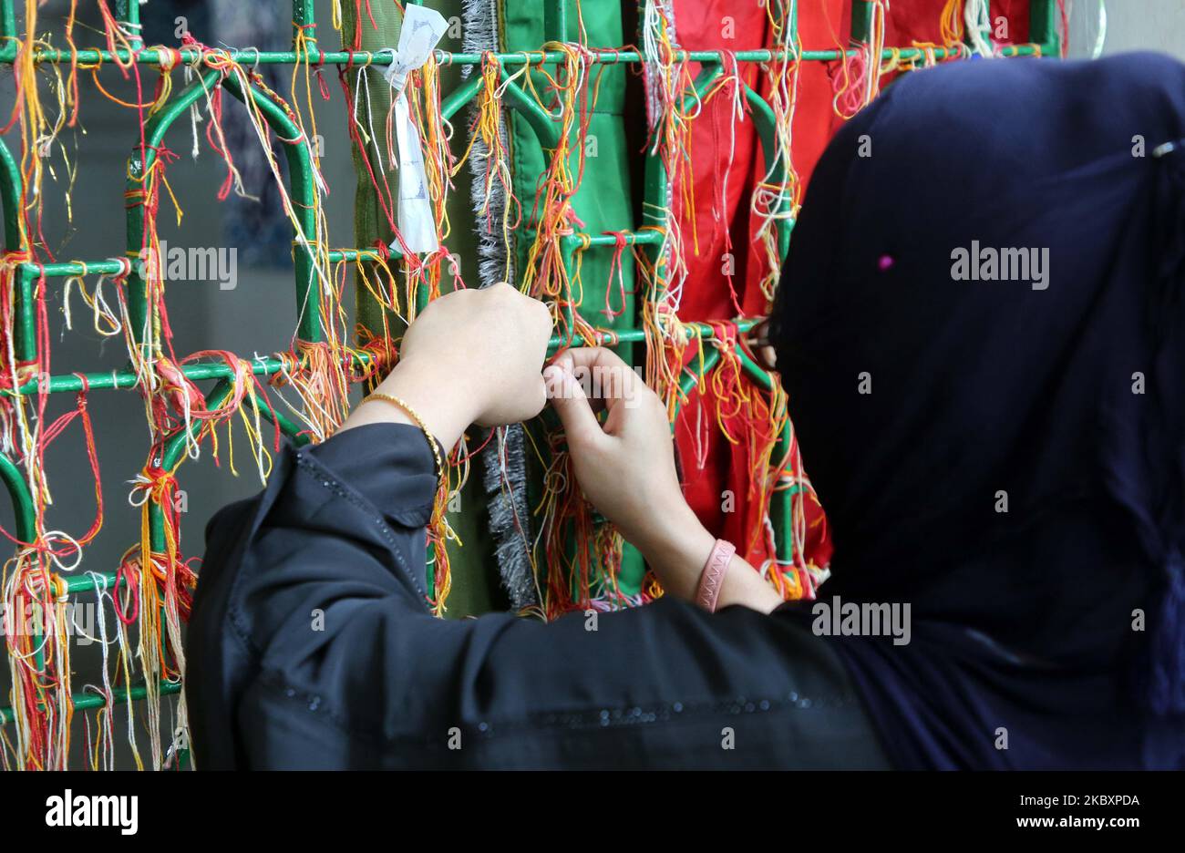 Il decimo giorno di Muharram è celebrato come Ashura, i musulmani sciiti celebrano il giorno come giorno di lutto per ricordare il martirio del nipote del profeta Hazrat Muhammad Hazrat Imam Hussain, dei suoi parenti e dei 72 sostenitori durante lo scontro di Karbala in questo giorno nell'anno Hijri del 61, a Dhaka, Bangladesh, il 29 agosto 2020. Per riconoscere il giorno, coerentemente, Shias mettono fuori la consueta parata conosciuta come Tazia in varie regioni del Bangladesh, compresa la capitale Dhaka. Il gruppo della gente progetta per la parata ed inizia la loro dogana di riconoscimento un paio di giorni prima del decimo Muharram. Ma quest'anno Foto Stock