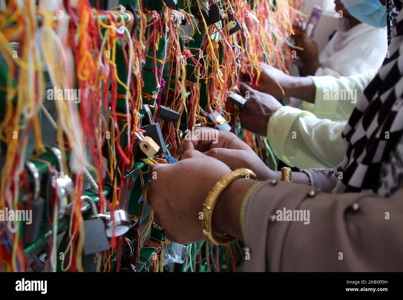 Il decimo giorno di Muharram è celebrato come Ashura, i musulmani sciiti celebrano il giorno come giorno di lutto per ricordare il martirio del nipote del profeta Hazrat Muhammad Hazrat Imam Hussain, dei suoi parenti e dei 72 sostenitori durante lo scontro di Karbala in questo giorno nell'anno Hijri del 61, a Dhaka, Bangladesh, il 29 agosto 2020. Per riconoscere il giorno, coerentemente, Shias mettono fuori la consueta parata conosciuta come Tazia in varie regioni del Bangladesh, compresa la capitale Dhaka. Il gruppo della gente progetta per la parata ed inizia la loro dogana di riconoscimento un paio di giorni prima del decimo Muharram. Ma quest'anno Foto Stock