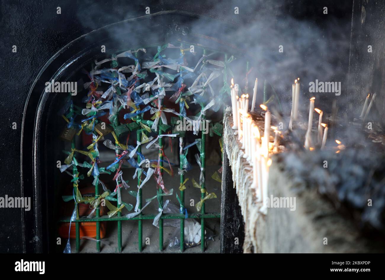 Il decimo giorno di Muharram è celebrato come Ashura, i musulmani sciiti celebrano il giorno come giorno di lutto per ricordare il martirio del nipote del profeta Hazrat Muhammad Hazrat Imam Hussain, dei suoi parenti e dei 72 sostenitori durante lo scontro di Karbala in questo giorno nell'anno Hijri del 61, a Dhaka, Bangladesh, il 29 agosto 2020. Per riconoscere il giorno, coerentemente, Shias mettono fuori la consueta parata conosciuta come Tazia in varie regioni del Bangladesh, compresa la capitale Dhaka. Il gruppo della gente progetta per la parata ed inizia la loro dogana di riconoscimento un paio di giorni prima del decimo Muharram. Ma quest'anno Foto Stock