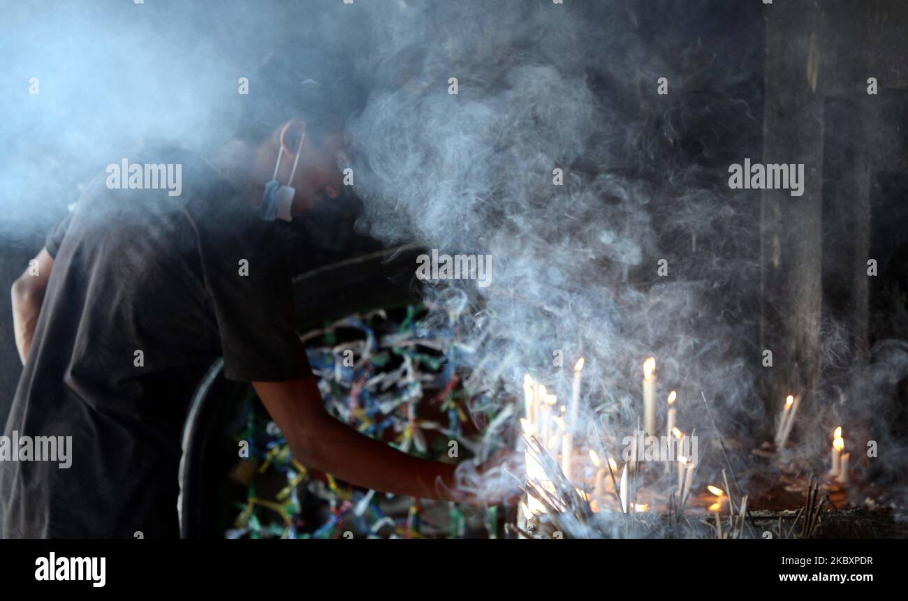 Il decimo giorno di Muharram è celebrato come Ashura, i musulmani sciiti celebrano il giorno come giorno di lutto per ricordare il martirio del nipote del profeta Hazrat Muhammad Hazrat Imam Hussain, dei suoi parenti e dei 72 sostenitori durante lo scontro di Karbala in questo giorno nell'anno Hijri del 61, a Dhaka, Bangladesh, il 29 agosto 2020. Per riconoscere il giorno, coerentemente, Shias mettono fuori la consueta parata conosciuta come Tazia in varie regioni del Bangladesh, compresa la capitale Dhaka. Il gruppo della gente progetta per la parata ed inizia la loro dogana di riconoscimento un paio di giorni prima del decimo Muharram. Ma quest'anno Foto Stock