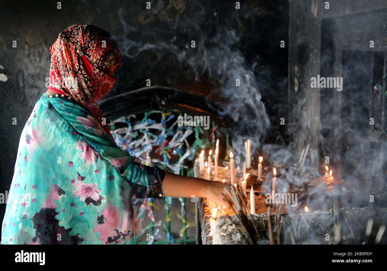 Il decimo giorno di Muharram è celebrato come Ashura, i musulmani sciiti celebrano il giorno come giorno di lutto per ricordare il martirio del nipote del profeta Hazrat Muhammad Hazrat Imam Hussain, dei suoi parenti e dei 72 sostenitori durante lo scontro di Karbala in questo giorno nell'anno Hijri del 61, a Dhaka, Bangladesh, il 29 agosto 2020. Per riconoscere il giorno, coerentemente, Shias mettono fuori la consueta parata conosciuta come Tazia in varie regioni del Bangladesh, compresa la capitale Dhaka. Il gruppo della gente progetta per la parata ed inizia la loro dogana di riconoscimento un paio di giorni prima del decimo Muharram. Ma quest'anno Foto Stock