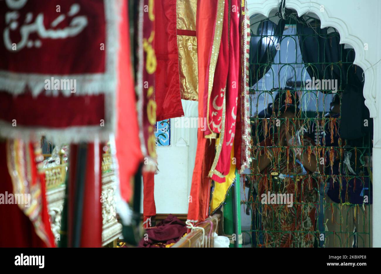 Il decimo giorno di Muharram è celebrato come Ashura, i musulmani sciiti celebrano il giorno come giorno di lutto per ricordare il martirio del nipote del profeta Hazrat Muhammad Hazrat Imam Hussain, dei suoi parenti e dei 72 sostenitori durante lo scontro di Karbala in questo giorno nell'anno Hijri del 61, a Dhaka, Bangladesh, il 29 agosto 2020. Per riconoscere il giorno, coerentemente, Shias mettono fuori la consueta parata conosciuta come Tazia in varie regioni del Bangladesh, compresa la capitale Dhaka. Il gruppo della gente progetta per la parata ed inizia la loro dogana di riconoscimento un paio di giorni prima del decimo Muharram. Ma quest'anno Foto Stock