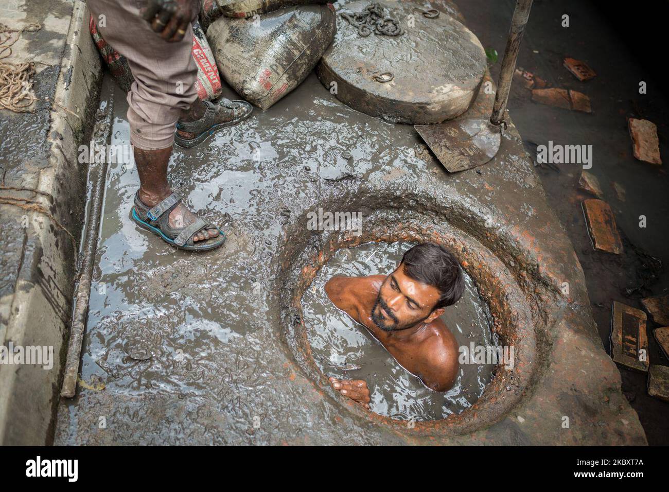 La gente celebra ashura a Dhaka, Bangladesh, il 29 agosto 2020. Nonostante la situazione del COVID-19 e le restrizioni governative, alcuni musulmani sciiti escono a lutto, commemorando la battaglia di Karbala. Muharram è principalmente una festa islamica, ma anche persone di altre religioni possono partecipare o osservare le attività di Muharram in Bangladesh. Muharram è il primo mese del calendario islamico. Alcuni musulmani digiunano durante le ore di luce del giorno il nono e 10th o 10th e 11th giorni del mese. Possono anche partecipare a speciali incontri di preghiera nelle moschee o nelle case private. Non tutti i gruppi musulmani osservano t Foto Stock