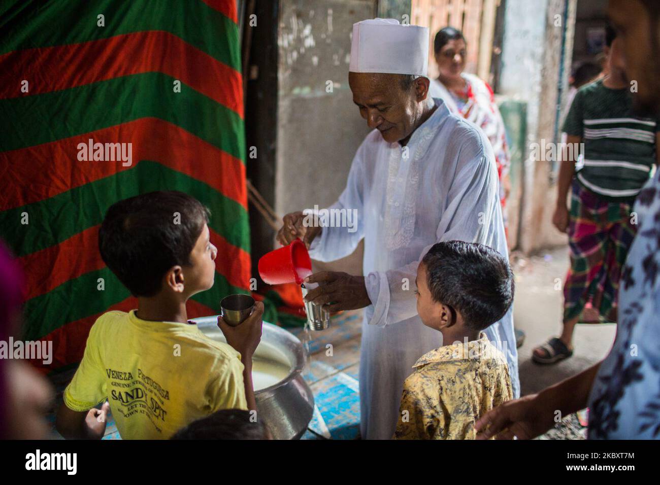 La gente celebra ashura a Dhaka, Bangladesh, il 29 agosto 2020. Nonostante la situazione del COVID-19 e le restrizioni governative, alcuni musulmani sciiti escono a lutto, commemorando la battaglia di Karbala. Muharram è principalmente una festa islamica, ma anche persone di altre religioni possono partecipare o osservare le attività di Muharram in Bangladesh. Muharram è il primo mese del calendario islamico. Alcuni musulmani digiunano durante le ore di luce del giorno il nono e 10th o 10th e 11th giorni del mese. Possono anche partecipare a speciali incontri di preghiera nelle moschee o nelle case private. Non tutti i gruppi musulmani osservano t Foto Stock