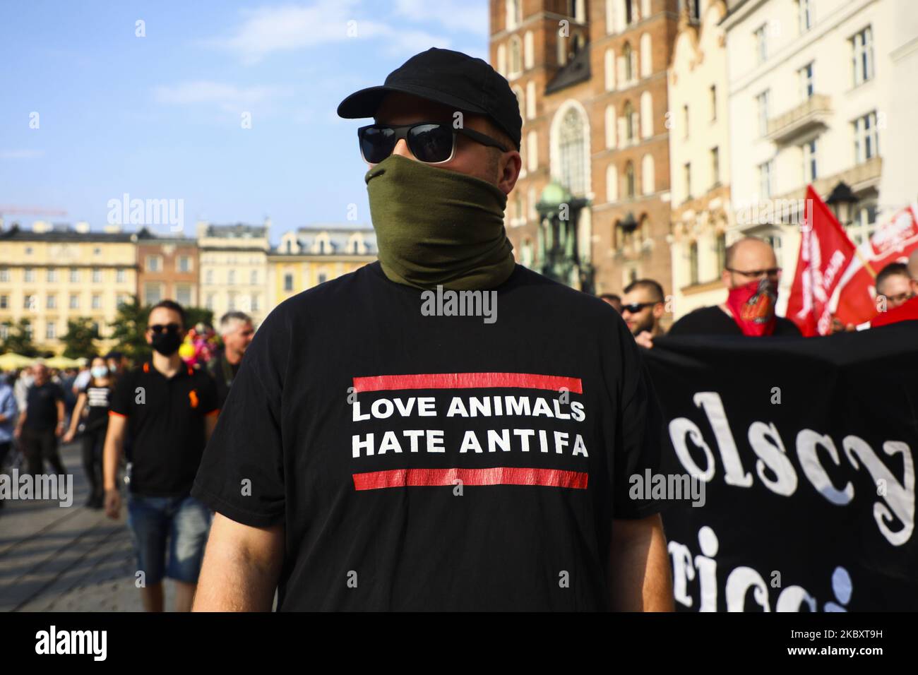 La gente si è dimostrata durante la protesta anti-LGBT nella piazza principale di Cracovia, Polonia, il 29 agosto 2020. La manifestazione è stata organizzata da gruppi nazionalisti di estrema destra e da una fondazione pro-vita. Allo stesso tempo la marcia di uguaglianza dei sostenitori LGBT si è svolta nelle vicinanze. (Foto di Beata Zawrzel/NurPhoto) Foto Stock