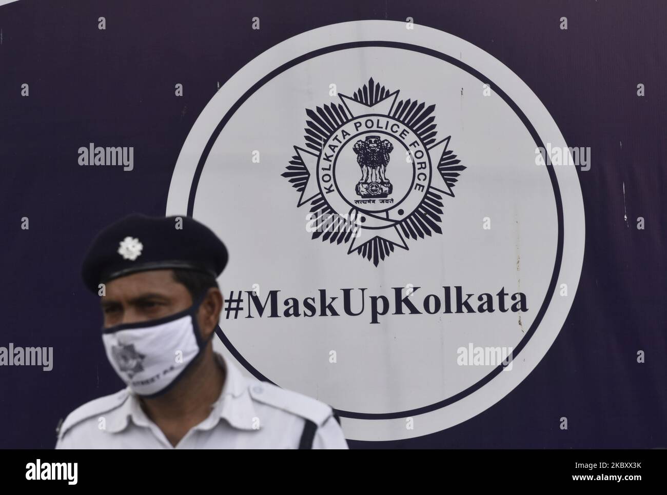 Un poliziotto indossa una maschera durante un governo di stato ha imposto il blocco in occasione di emergenza coronavirus a Kolkata, India, 31 agosto 2020. (Foto di Indranil Aditya/NurPhoto) Foto Stock