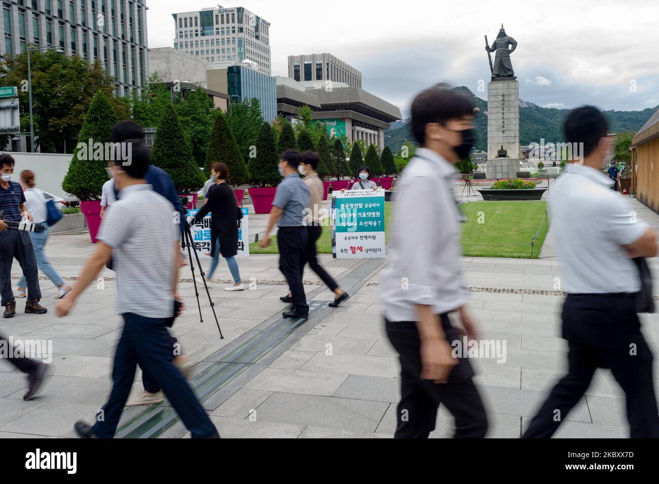 Un medico curante ha in mano un segno che critica la politica medica del governo in mezzo alla pandemia del coronavirus (COVID-19) a Piazza Gwanghwamun il 31 agosto 2020 a Seoul, Corea del Sud. Decine di migliaia di medici hanno lanciato uno sciopero su vasta scala a livello nazionale Mercoledì, nonostante il governo del ordine di tornare al lavoro, con alcune interruzioni del servizio segnalati presso i principali ospedali. (Foto di Chris Jung/NurPhoto) Foto Stock