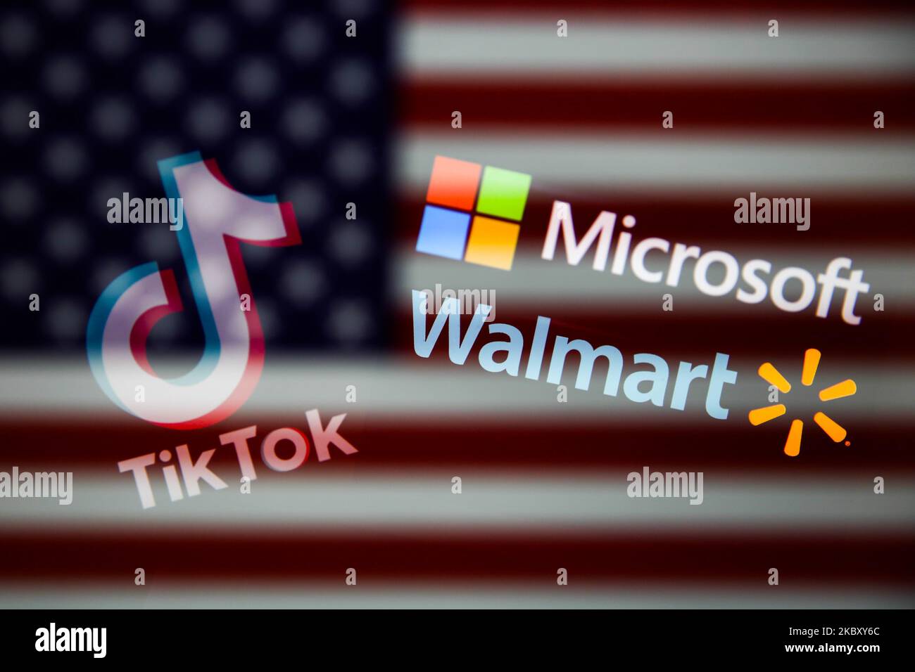 I loghi TikTok, Microsoft e Walmart e la bandiera americana sono visualizzati su uno schermo in questa foto di illustrazione di esposizione multipla scattata il 1 settembre 2020. Microsoft e Walmart in offerta congiunta sono quotate come società che possono acquistare tiktok. (Foto Illustrazione di Jakub Porzycki/NurPhoto) Foto Stock