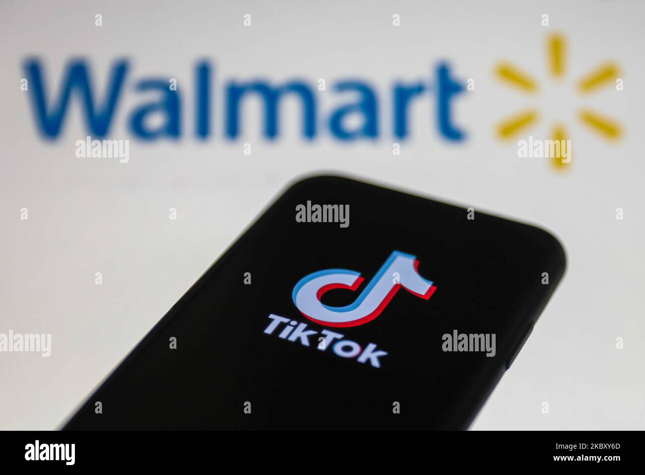 Il logo TikTok viene visualizzato sullo schermo di un telefono con il logo Walmart sullo sfondo in questa foto di illustrazione scattata il 31 agosto 2020 in Polonia. Microsoft e Walmart in offerta congiunta sono quotate come società che possono acquistare tiktok. (Foto Illustrazione di Jakub Porzycki/NurPhoto) Foto Stock