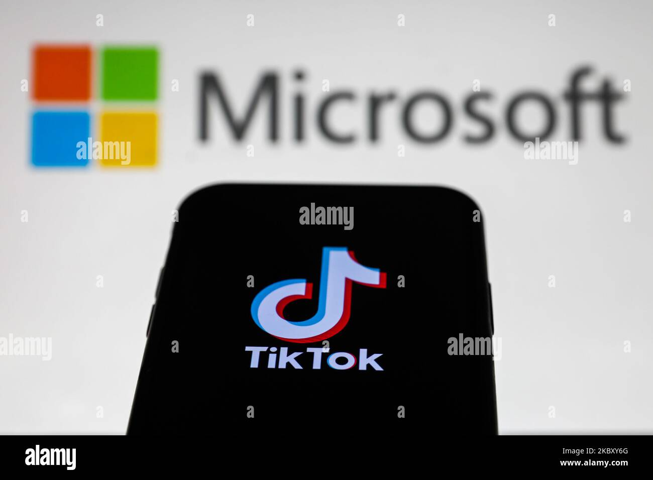 Il logo TikTok viene visualizzato sullo schermo di un telefono con il logo Microsoft sullo sfondo in questa foto di illustrazione scattata il 1 settembre 2020. Microsoft e Walmart in offerta congiunta sono quotate come società che possono acquistare tiktok. (Foto Illustrazione di Jakub Porzycki/NurPhoto) Foto Stock
