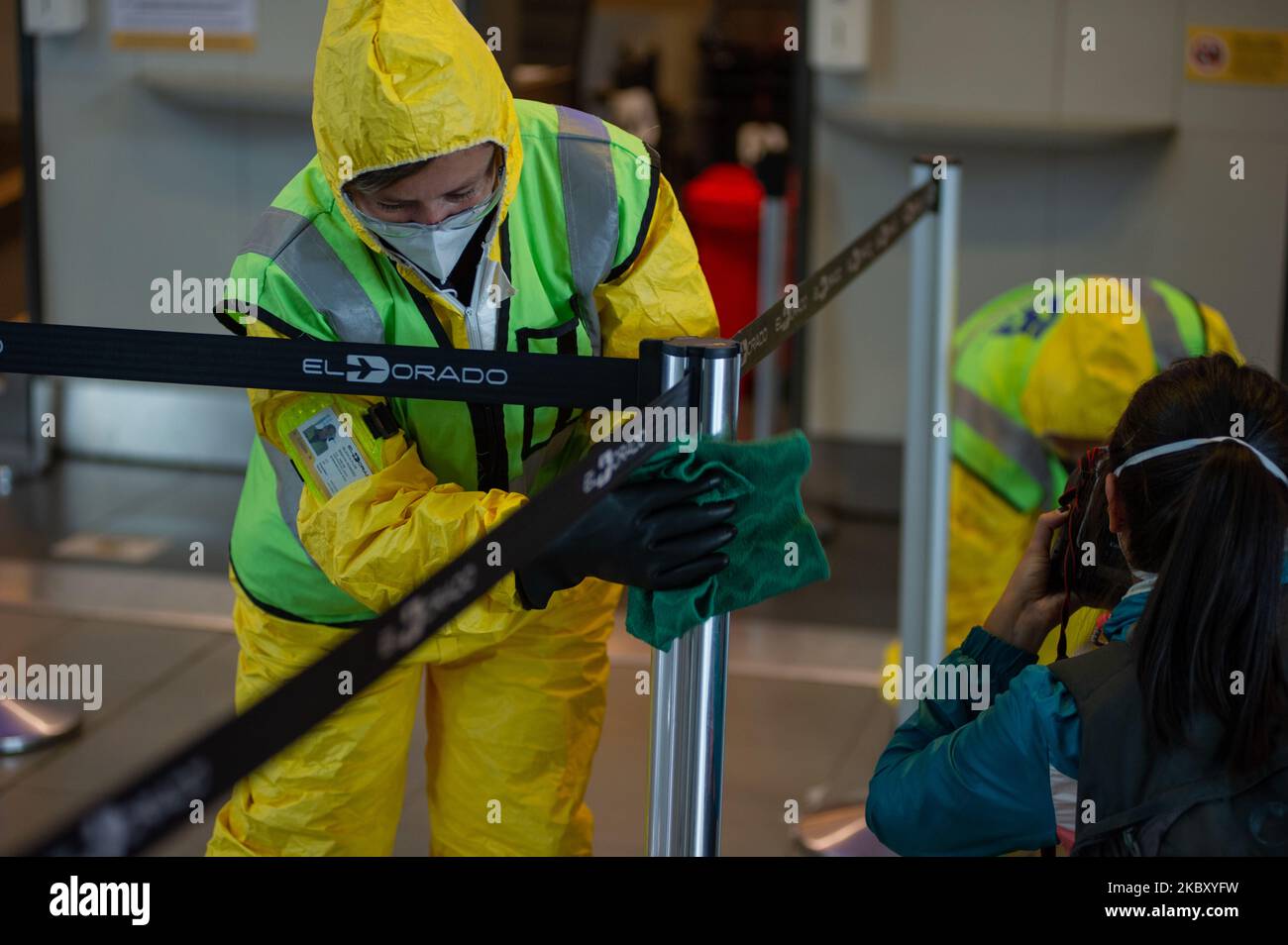 Le squadre di disinfezione puliscono e disinfettano costantemente il terminale di El Dorado per prevenire la diffusione del nuovo Coronavirus dopo cinque mesi di inattività l'aeroporto internazionale di El Dorado si prepara con misure di biosicurezza per prevenire la diffusione del nuovo Coronavirus per riprendere le attività il primo settembre con 14 rotte dimesitc diferenti a Bogotà; Colombia il 31 agosto 2020. (Foto di Sebastian Barros/NurPhoto) Foto Stock