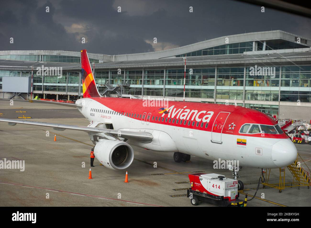 Un aereo della linea aerea Avianca si trova all'aeroporto el Dorado dopo cinque mesi di inattività l'aeroporto internazionale El Dorado si prepara con misure di biosicurezza per prevenire la diffusione del nuovo Coronavirus per riprendere le attività il primo settembre con 14 rotte dimesitc diferenti a Bogotà, Colombia il 31 agosto 2020. Avianca dichiarò bancarotta nel marzo 2020 quando i voli a terra Coronavirus Pandemic attraverso la Colombia, ora il governo del presidente Ivan Duque ha annunciato un leasing di 370 milioni di dollari per il trasporto aereo di linea per salvarlo dal fallimento. (Foto di Sebastian Barros/NurPhoto) Foto Stock