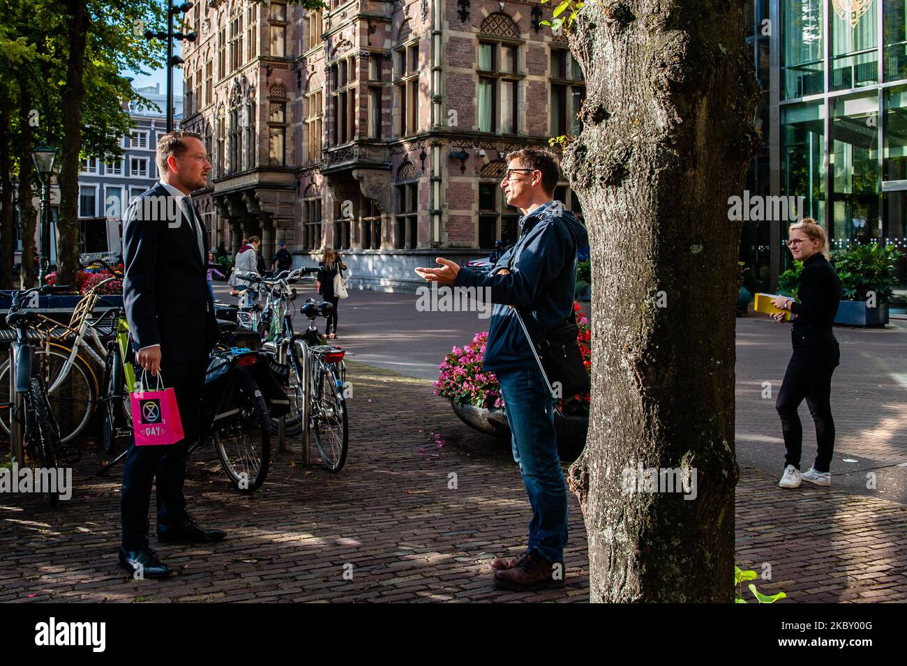 Un ministro sta accettando una borsa XR con informazioni sulla nuova campagna sul clima, durante la manifestazione davanti al Parlamento, dove la campagna sul clima della Nuova ribellione di estinzione è iniziata all'Aia, nei Paesi Bassi, il 1st settembre 2020. (Foto di Romy Arroyo Fernandez/NurPhoto) Foto Stock