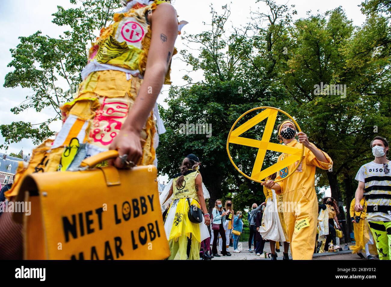 Durante la nuova campagna del gruppo climatico Extinction Rebellion nei Paesi Bassi, il 1 settembre 2020 è stata organizzata una "mostra di moda XR" di fronte alla Camera dei rappresentanti dell'Aia (Paesi Bassi). I modelli indossavano abiti colorati di seconda mano gialli, neri e bianchi per simboleggiare la collettività delle api, per dimostrare che pensare e lavorare insieme può aiutarci a superare questa crisi. (Foto di Romy Arroyo Fernandez/NurPhoto) Foto Stock