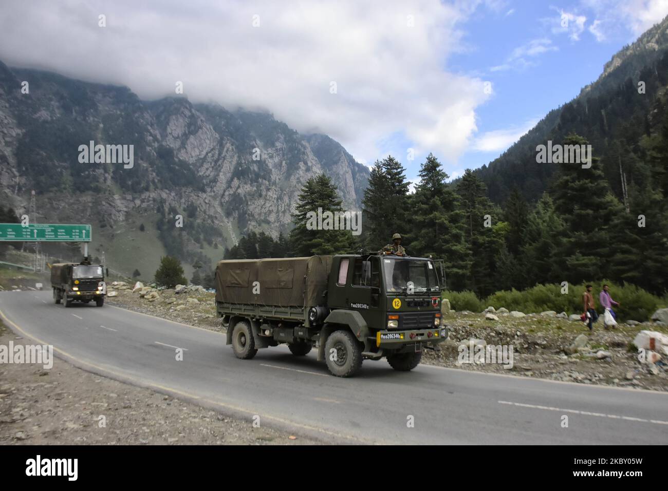 Il convoglio dell'esercito indiano passa attraverso l'autostrada che conduce a Ladakh nella zona di Gagangeer del distretto di Ganderbal il 01 settembre 2020. Dopo la recente faccia fuori tra India e Cina a Line of Control India ha impedito il traffico civile lasciando il posto per i veicoli Millitary da e per Ladakh. (Foto di Muzamil Mattoo/NurPhoto) Foto Stock