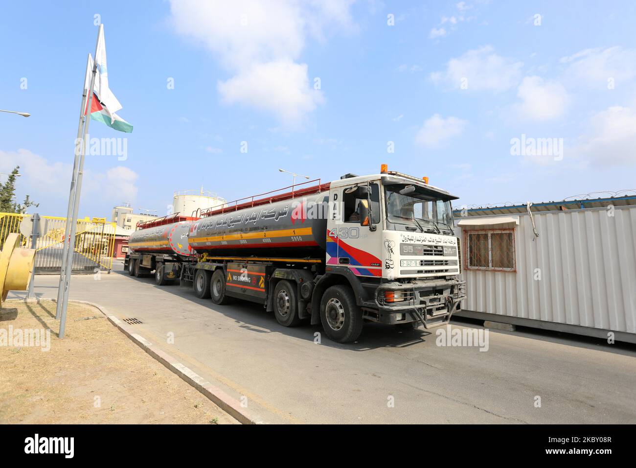 Un autocarro a carburante guida nella centrale elettrica di Nusseirat, nella striscia centrale di Gaza, onSept. 1, 2020. I governanti di Hamas a Gaza hanno dichiarato lunedì di aver raggiunto un accordo tramite mediatori internazionali per porre fine all'ultimo ciclo di violenza transfrontaliera con Israele. (Foto di Majdi Fathi/NurPhoto) Foto Stock